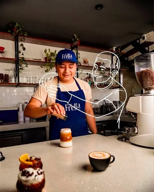 Barista de La Fretta preparando café en la barra