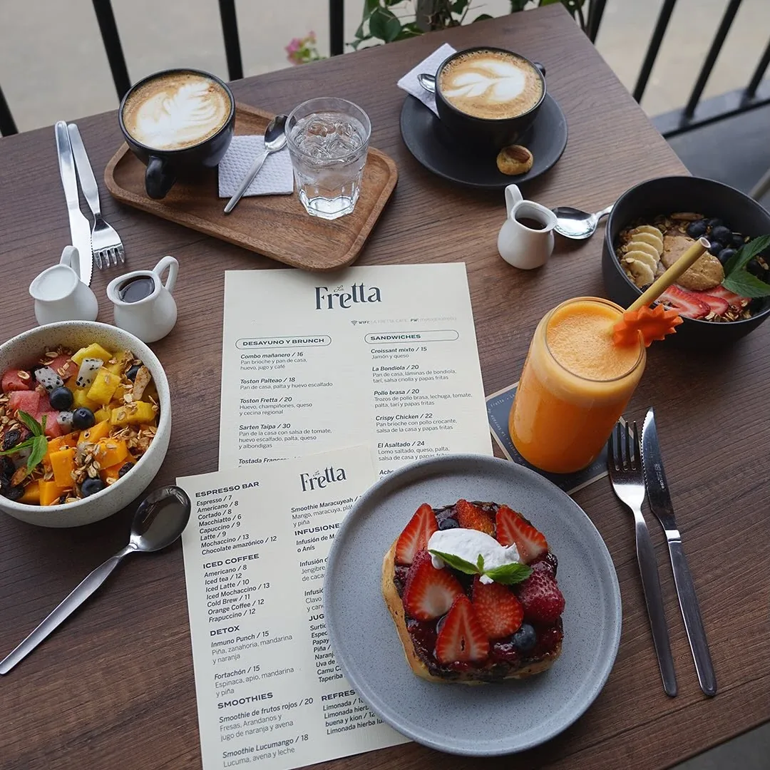 Mesa de La Fretta con lattes, smoothie, bowls y tostada de fresas